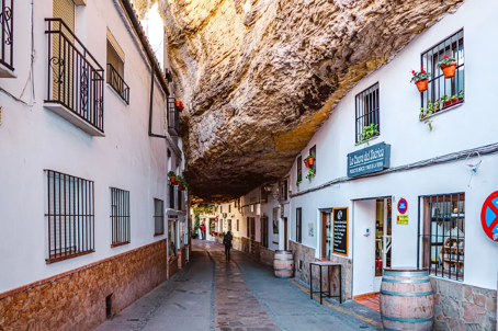 Setenil de las Bodegas &ndash; v&aacute;ros a szikl&aacute;k alatt