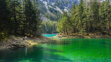 Gr&uuml;ner See &ndash; Ausztria var&aacute;zslatos tavaszi tengerszeme, ahol a park v&iacute;z al&aacute; bukik.